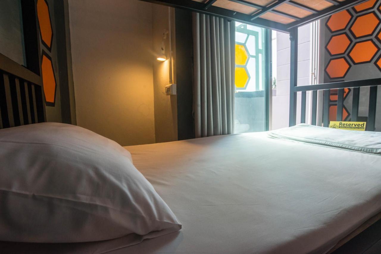 Beehive Phuket Old Town Hostel Екстериор снимка