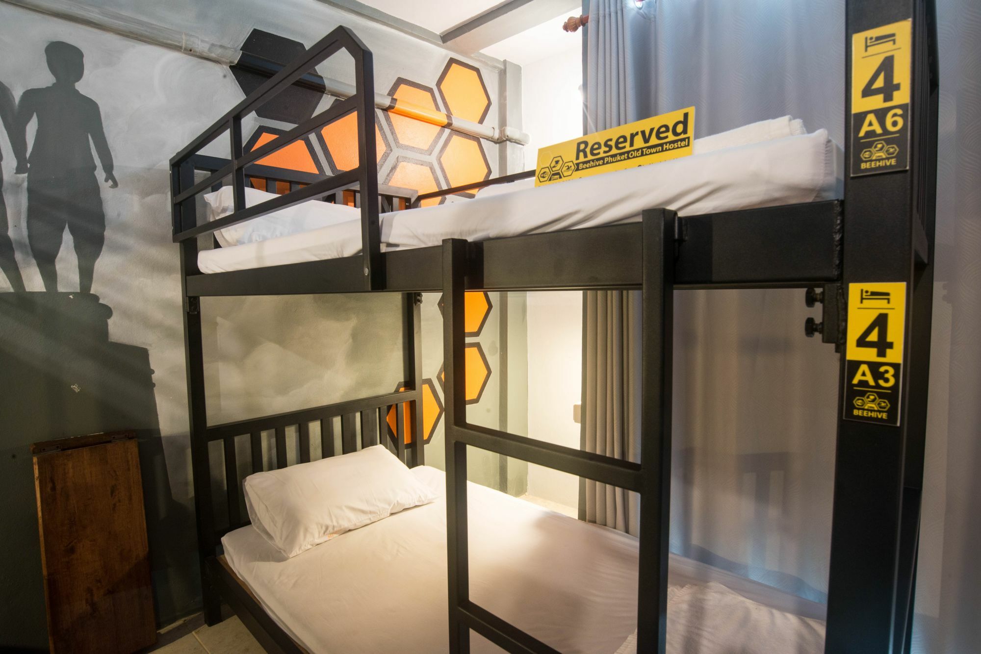 Beehive Phuket Old Town Hostel Екстериор снимка